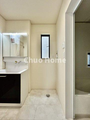 【ランドリースペース】 | 江戸川区東葛西3丁目新築分譲住宅 | 【ランドリースペース】担当者がスケールを持ち歩いておりますので、ご見学時には現在お使いの洗濯機などがきちんと収まるかなどもチェックして下さい。見学前に測っておくと非常に便利だと思います。