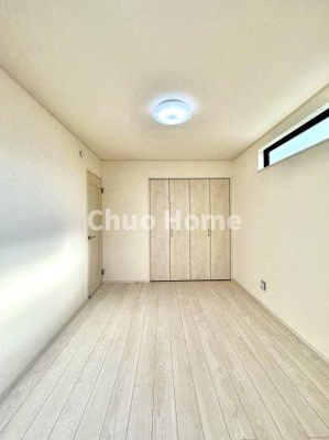 【洋室】 | 江戸川区東葛西3丁目新築分譲住宅 | 【洋室】快適に過ごす条件は、一人ひとり違います。だからこそ飾り過ぎないシンプルな内装と偏り過ぎないデザインで統一しております。居住していく中でオーナー様だけの【マイホーム】に創り上げて下さい