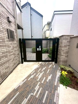 アイズコートⅡのエントランス|外構オートロック付きのエントランス