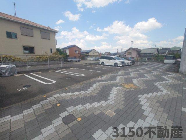 サン・パープル仲家の駐車場