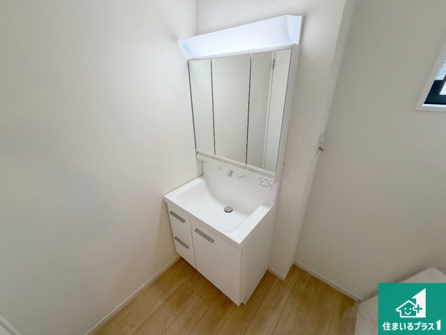 神戸市北区緑町　第1期　新築一戸建ての独立洗面台|清潔感のある洗面台です。フラットな鏡は掃除がしやすく毎日清潔！鏡裏には収納があるのでスッキリとした洗面台が保てます。