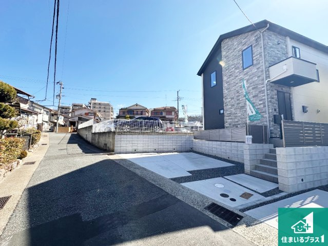 神戸市北区緑町　第1期　新築一戸建ての前面道路含む現地写真|周辺は閑静な住宅街！前面道路広々で車の出し入れも便利です。駐車が苦手な方でも安心して車庫入れできます！