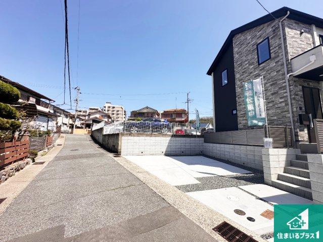 神戸市北区緑町　第1期　新築一戸建ての前面道路含む現地写真|周辺は閑静な住宅街！前面道路広々で車の出し入れも便利です。駐車が苦手な方でも安心して車庫入れできます！