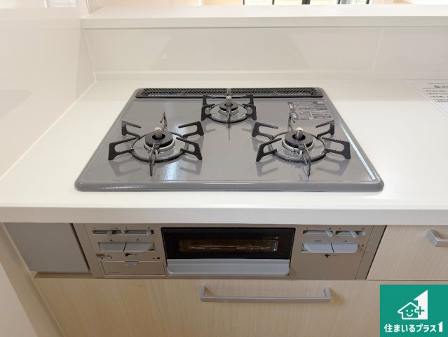 神戸市北区緑町　第1期　新築一戸建ての設備|ダブル高火力Ｓｉセンサー付きコンロ！３口あるので、まとめて料理をする時も大活躍！