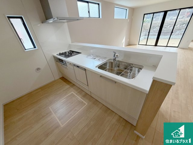 神戸市北区緑町　第1期　新築一戸建てのキッチン|リビングと統一感があり、使い勝手のいいキッチン。広々としているので、二人並んで作業が出来ちゃいます。お子様と一緒に色々なお料理に挑戦できるスペースがあります。