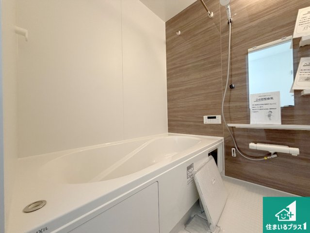 神戸市北区緑町　第1期　新築一戸建ての浴室|足をゆったり伸ばして寛げる浴槽です。窓が設けられていますので差し込む光が明るく穏やかな雰囲気にしてくれます♪浴室乾燥機も設置しているので、雨の日の洗濯物も安心です♪