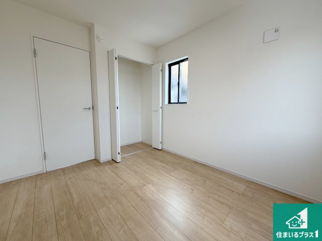 神戸市北区緑町　第1期　新築一戸建ての洋室|寝室は心地よい眠りについてもらいたくて、シンプルかつ開放的な空間な設計にしています！大きな窓から差し込む日が心地いいです♪