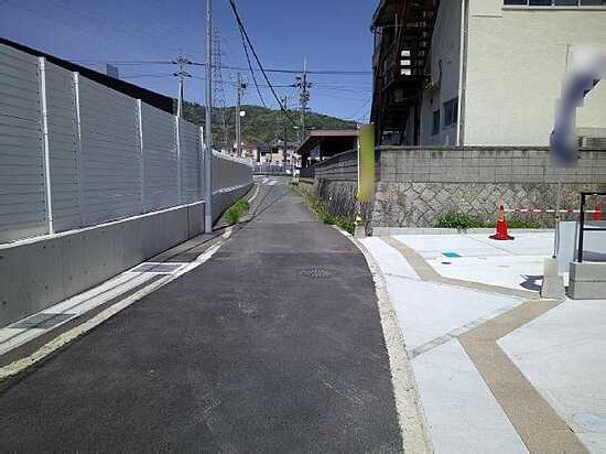 【前面道路含む現地写真】