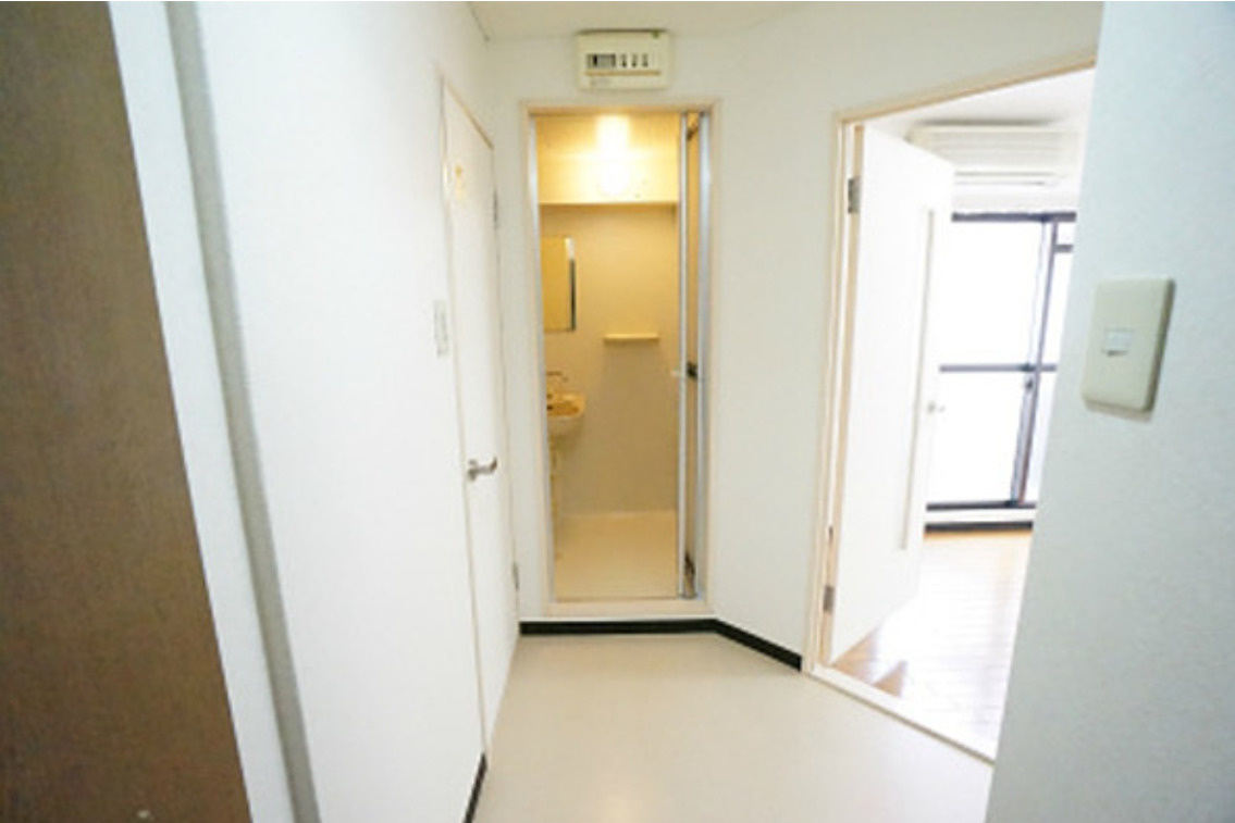 大阪市東淀川区相川2丁目　コインランドリー付マンションの玄関