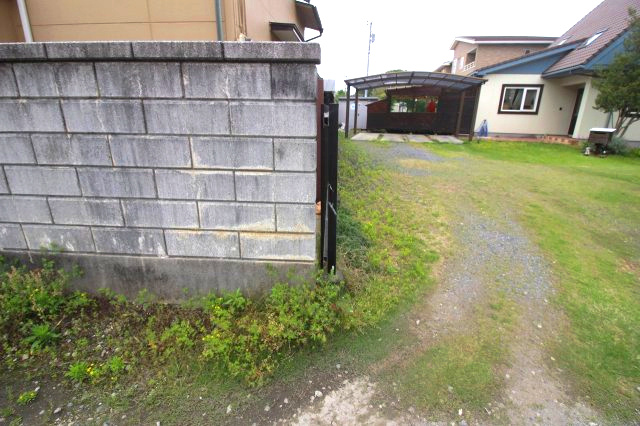 小山市神鳥谷の外観|北側との境界部分（2025年5月撮影）