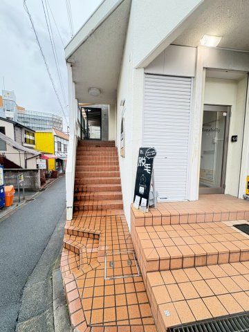 杉本ビルのエントランス