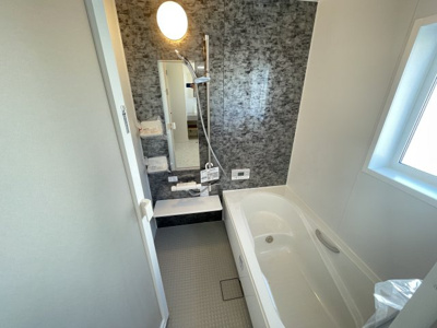 【浴室】 | 山形市銅町　☆全1棟☆ | 【Bathroom】
ゆったりとした大き目の浴槽が嬉しい。毎日の疲れを取る癒しの場所だからこそこだわった空間です。リラックスできる優しいカラーで、時を忘れるほどのんびりできる空間に。