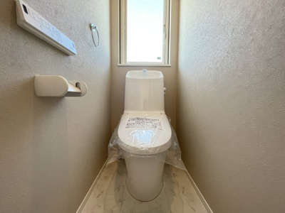 【トイレ】 | 山形市銅町　☆全1棟☆ | 【Toilet】
ウォシュレット機能付きシャワートイレは、ツイントルネード洗浄なので、少ない水でもしっかりと前方の返し部分から後方部までしっかり洗浄！