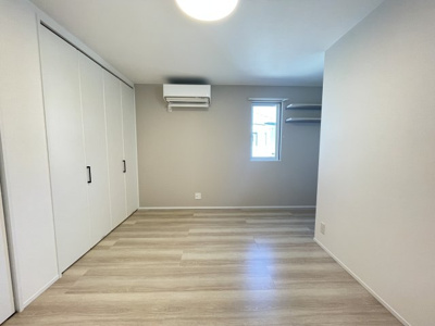 【洋室】 | 山形市銅町　☆全1棟☆ | 【Style Room】
家族一人ひとりの大切なプライベート空間。趣味・感性で個性的に飾って頂けるようシンプルに仕上げてあります。自分時間を充実させながら心豊かなひとときを過ごすための大切な空間。