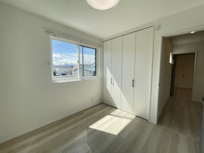 【洋室】 | 山形市銅町　☆全1棟☆ | 【Style Room】
大きな窓からたっぷりと陽光が注がれる明るい空間。家族の成長に対応できる永住仕様の間取り。一日の疲れをいやしてくれる主寝室。時を忘れて過ごす場所として過ごせるお部屋。