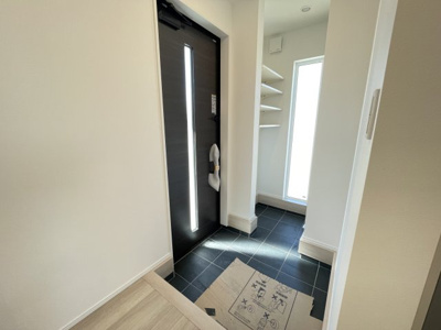 【玄関】 | 山形市銅町　☆全1棟☆ | 【Entrance】
お客様をお迎えする玄関は落ち着いた雰囲気。帰りに着くたび洗練されたテイストの空間に迎えられ誇りと喜びを感じる玄関まわりです。