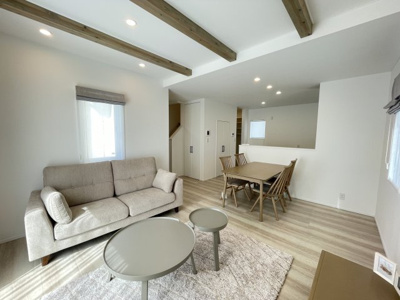 【居間・リビング】 | 山形市銅町　☆全1棟☆ | 【Living room】
上質な時間を育む暮らしのメインステージ。寛ぎとコミュニケーションを育む居心地のよい場所。家族との時間、自分の時間共に大切にできる空間がここにあります。