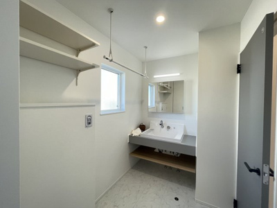 【脱衣所】 | 山形市銅町　☆全1棟☆ | 【Bathroom vanity】
脱衣スペースを含む空間はゆとりの広さを設け、また洗面化粧台の鏡の後ろに収納スペースを設ける事により、散らかりやすい洗面スペースをスッキリ保てます。