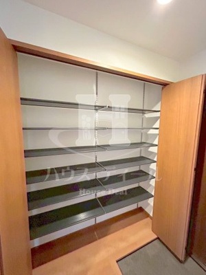 【玄関】 | ジョイフルガーデン金山町 | 収納もある玄関です