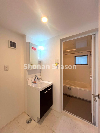 【独立洗面台】 | 暮らしを快適に変えるシャワー付き洗面台を搭載しております。収納と機能性に優れたお手入れ楽々も嬉しいポイントです。