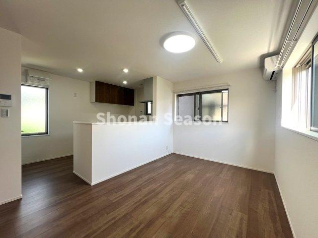 【居間・リビング】 | 人目を気にせずゆっくりくつろげる２階リビングのお住まいです。