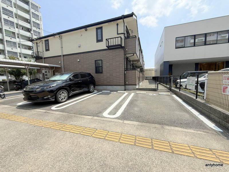 ゾーナ・オヴェスト　仲介手数料無料の駐車場