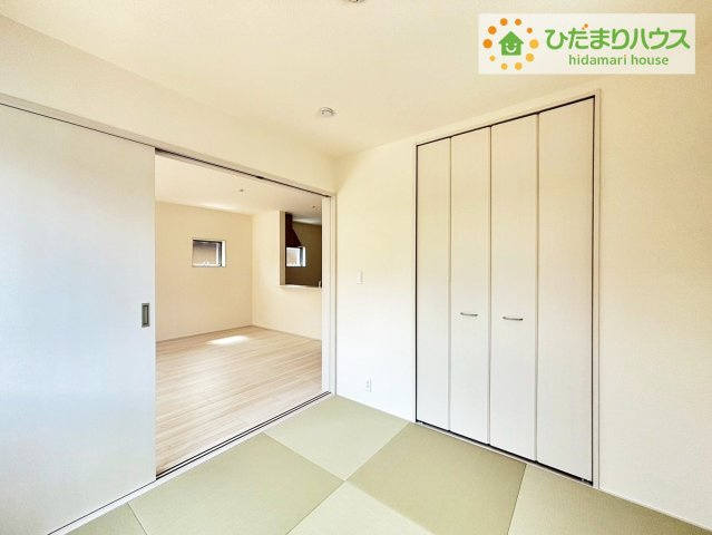 常陸太田市金砂郷第4　新築戸建の和室|扉を閉じれば来客用のお部屋として。開いて広い空間を作れば、お子様の遊び部屋として使えます！