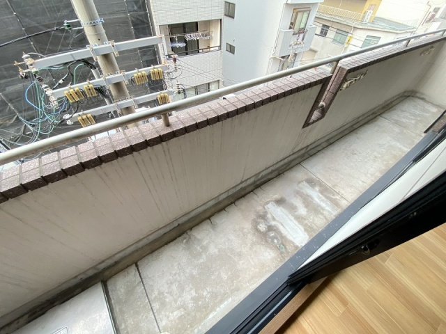 神戸市兵庫区塚本通５丁目の賃貸マンションのバルコニー