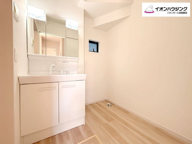 洗面台はシャワーヘッド・三面鏡付きの機能性の高いものを採用！ お手入れも簡単な優れものです。