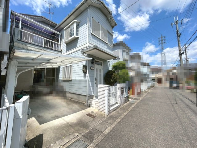 【成約済】向日市上植野町菱田の前面道路含む現地写真|駐日差しや雨から車を守るカーポート付きで、天候に左右されず快適に乗り降りが可能です！