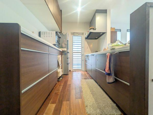 久原北　中古のキッチン|キッチン通路幅もゆったりとした広さ