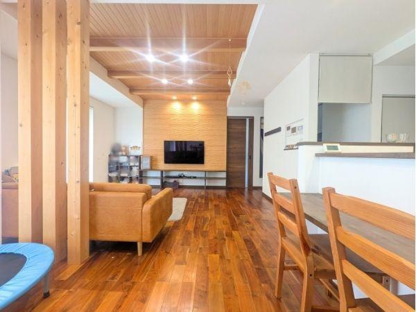 久原北　中古の居間・リビング|壁掛けテレビでリビング全体もすっきり