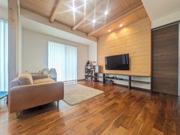 久原北　中古の居間・リビング|木張り天井でリビング全体が華やかな雰囲気