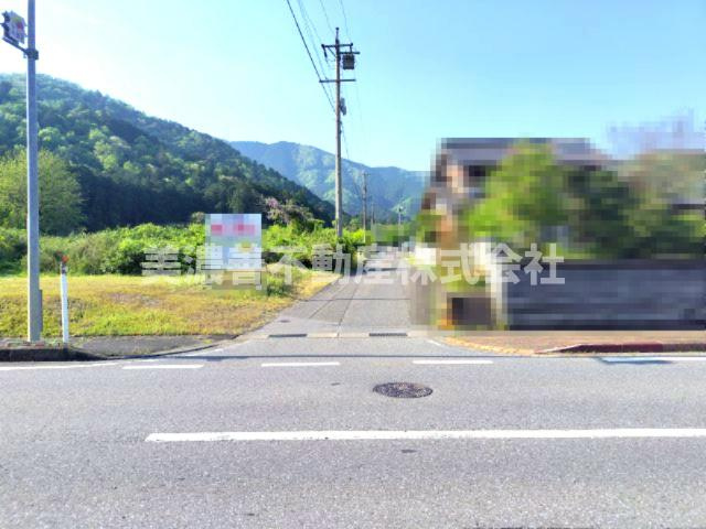 ６５２７５　揖斐郡井揖斐川町名礼土地の前面道路含む現地写真