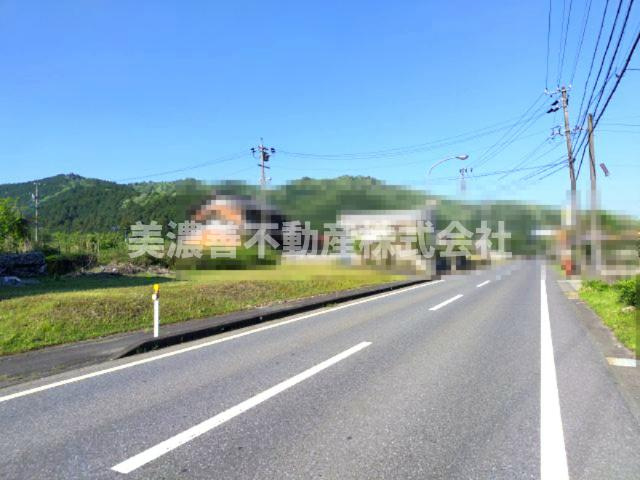 ６５２７５　揖斐郡井揖斐川町名礼土地の前面道路含む現地写真