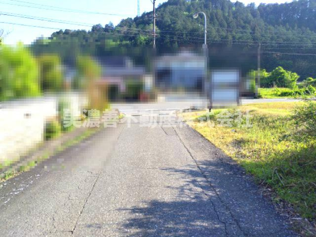 ６５２７５　揖斐郡井揖斐川町名礼土地の前面道路含む現地写真