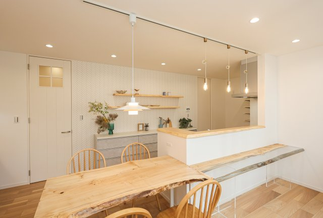 COLORSグリーンヒル草津市新堂町9区画のその他|～施工事例～天然木のダイニング+カウンター一体型テーブル♪