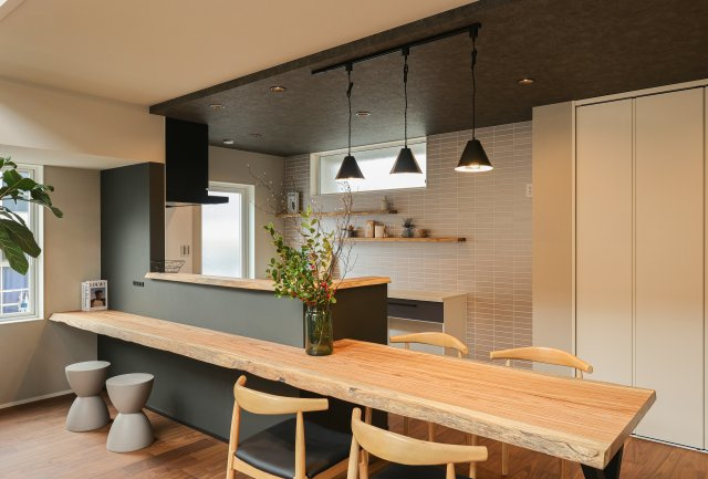 COLORSグリーンヒル草津市新堂町9区画のその他|～施工事例～天然木のダイニング+カウンター一体型テーブル♪