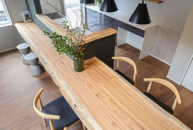 COLORSグリーンヒル草津市新堂町9区画のその他|～施工事例～天然木のダイニング+カウンター一体型テーブル♪