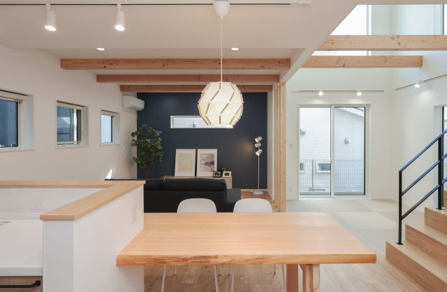 COLORSグリーンヒル草津市新堂町9区画のその他|～施工事例～天然木のダイニング+カウンター一体型テーブル♪