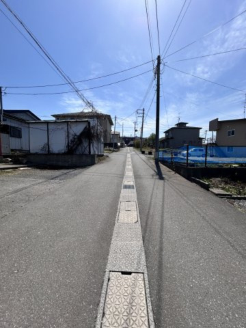 八戸市大字新井田字立石沢の前面道路含む現地写真|前面道路の写真です。幅員は約5ｍあります。