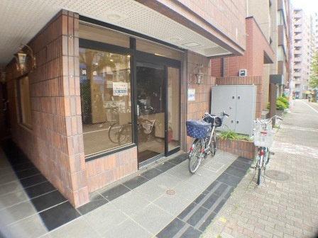 荒川ビルのエントランス