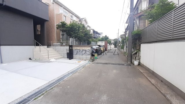 狭山市水野・全2棟　新築一戸建　2号棟　～駐車並列2台可～の前面道路含む現地写真