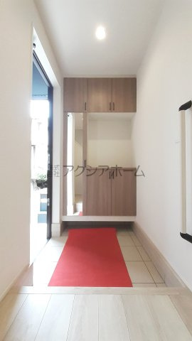 狭山市水野・全2棟　新築一戸建　2号棟　～駐車並列2台可～の玄関|玄関にはシューズクローゼット