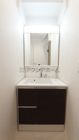 狭山市水野・全2棟　新築一戸建　2号棟　～駐車並列2台可～の独立洗面台|三面鏡付き洗面化粧台