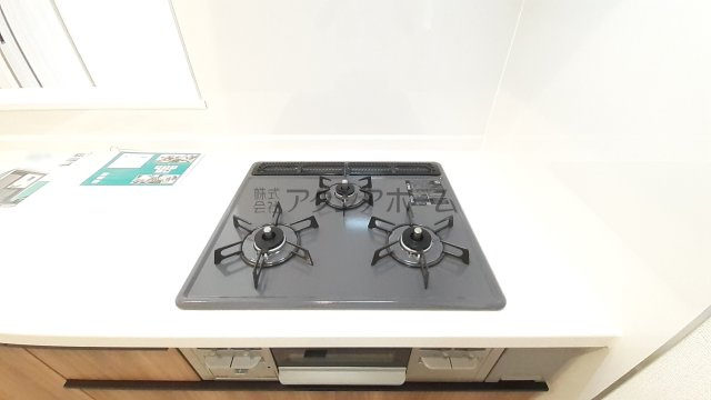 狭山市水野・全2棟　新築一戸建　2号棟　～駐車並列2台可～のキッチン|三口ガスコンロでお料理も捗りますね♪