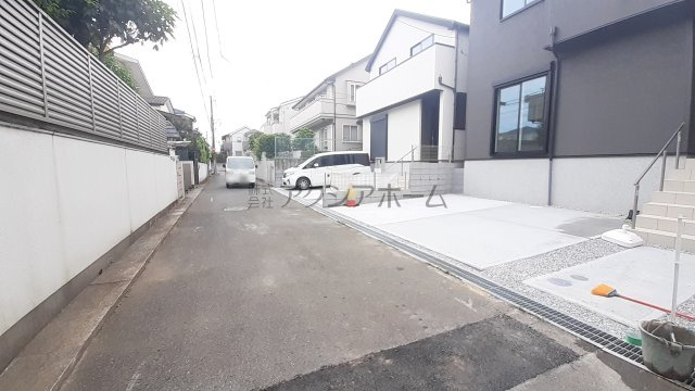 狭山市水野・全2棟　新築一戸建　2号棟　～駐車並列2台可～の前面道路含む現地写真