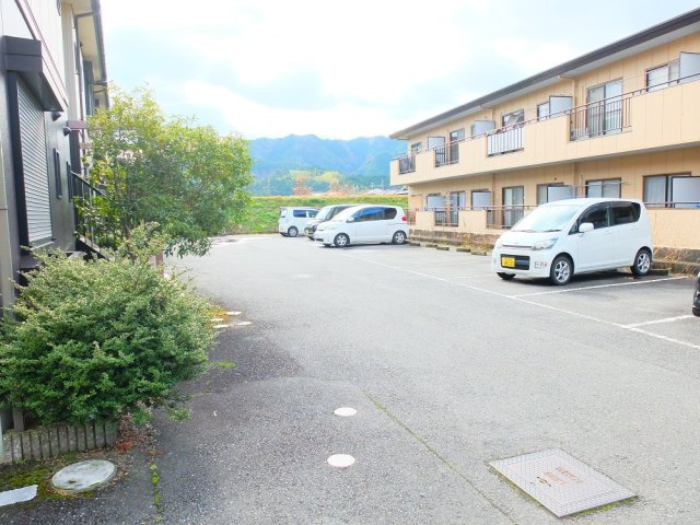 フレグランス南多田の駐車場|駐車場は２台無料付きです！！