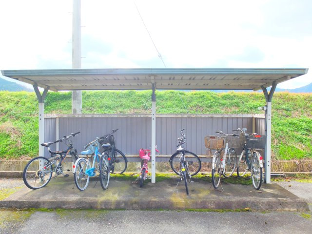 フレグランス南多田のエントランス|屋根付きの駐輪場も設置しています★