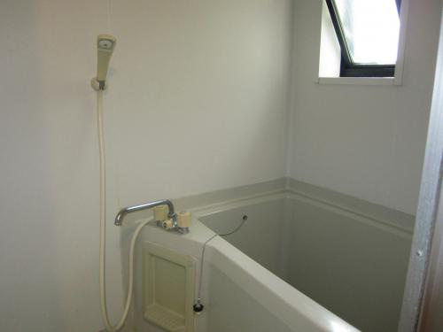 フレグランス南多田の浴室|小窓付きで開放的な浴室です(#^^#)